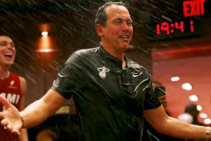 太搞笑了斯波不知道自己800胜！被浇水后茫然问道：为啥？