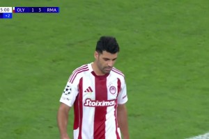 卡埃比头球攻门势大力沉！卢宁飞身神勇将球扑出！