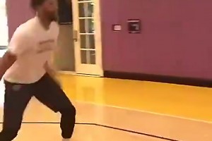 现在变胖了好多！浓眉刚到湖人的时候，这个体型多完美啊