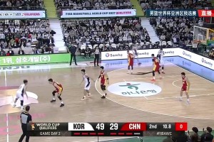 中国队半场落后20+！镜头给到场边的赵睿，正在低头玩表~
