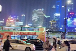 太出片了！当182女门将身穿德国队球衣出现在上海街头