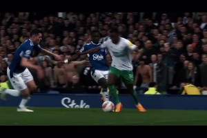 接队友回家！赛后穆西亚拉和忙着吃东西的奥利塞聊天！