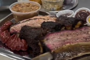 看着瘦瘦的但饭量真大！杜兰特比赛结束后享受美食