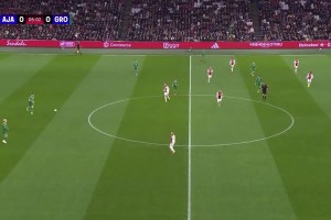 弗拉门戈主教练在发布会上惨遭香槟沐浴，这就是胜利的香槟浴嘛~