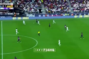 这一脚得散黄了吧！踢了别人第一时间不去看还想着踢球呢