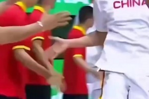 相逢一笑泯恩仇！名场面：韦德就当年“咳嗽”事件向德克道歉！