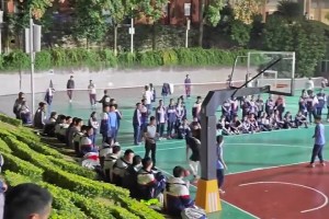 他天生神力，强如奥尼尔都跟他不在一个级别！篮球皇帝张伯伦！