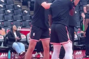 杨瀚森赛前内线训练单手抛投+与好哥们西索科友谊互动