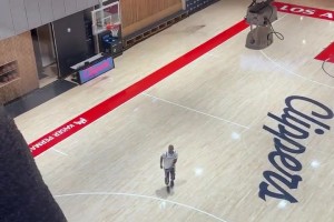 长得有点好看啊！一位汽车女销售身穿库里球衣，在直播间戴皇冠