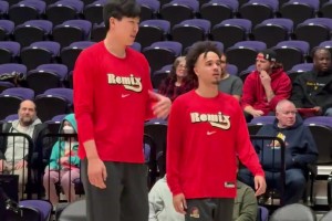 杨瀚森赛前和队友流畅沟通，英语是真有进步！