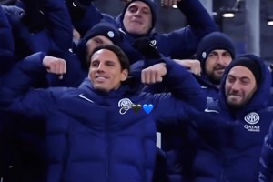 整齐划一！国米替补席上的主力们齐刷刷陪皮奥秀二头肌