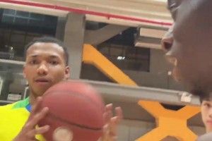 按理来讲你俩得用英文交流？北京黑人用普通话问巴西人为啥打篮球