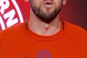 60多岁河南老球迷助威足协杯：用心去踢，什么成绩都能接受！