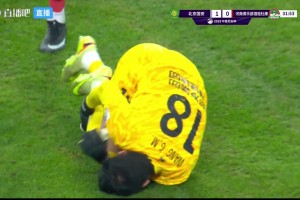 红牌还是黄牌？曹永竞单刀越位，踩在王国明小腿上染黄