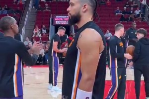 重回丰田中心的龙哥，赛前愣愣地站着在想啥呢？