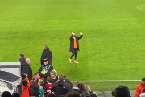 萨拉赫赛后独自停留在场边，并向球迷长时间鼓掌挥手