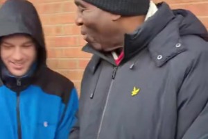 赛后维拉球迷对着AFTV博主高唱：再次获得第二名！