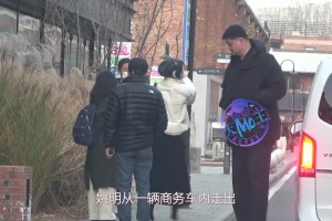 大型商务车在姚明面前直接秒变小轿车