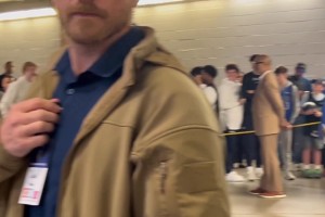 击败火箭后，弗拉格为等候在通道内的球迷们签名！