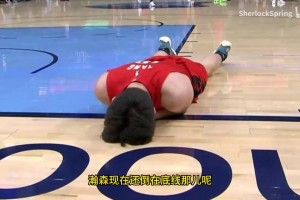 埃迪打翻杨瀚森！英文解说：有球员倒地不起裁判还让灰熊发球？荒谬！