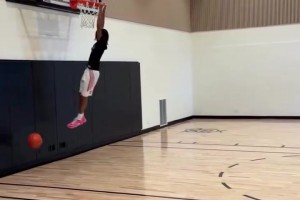 回家带娃！保罗晒与儿子训练照，CP4穿马刺训练服&跟老爸空接