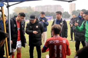 北京vs广州中场休息时金志扬对高峰面授机宜！！