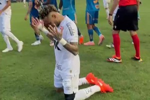 桑托斯保级成功！内马尔赛后跪地庆祝！
