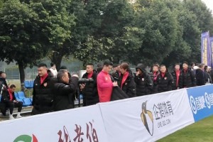 现场实拍：彭伟国角球区附近开任意球，后点队友包抄偏出！