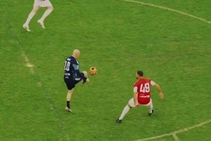 大师级优雅！齐达内接球转身挑传送出助攻，皇马队危速归！