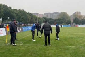 湖北队赛前热身！蔡晟在场边旁观，现场气氛十分轻松~