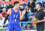 男篮全运最悲壮一幕！辽篮小将拄拐杖参赛：登场砍2分成温馨一幕！
