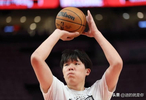 记者：开拓者球员杨翰森技术还没有完全开发，他只是缺一个机会