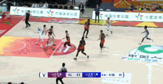 还是那么准！小巴里·布朗连中三记三分球打停山东